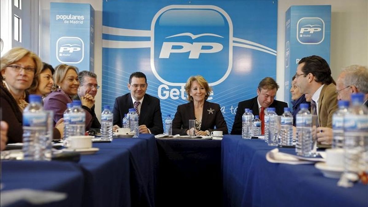 Foto facilitada por el Partido Popular (PP) de la reunión del Comité de Dirección del PP de Madrid presidido por su presidenta, Esperanza Aguirre (c). EFE