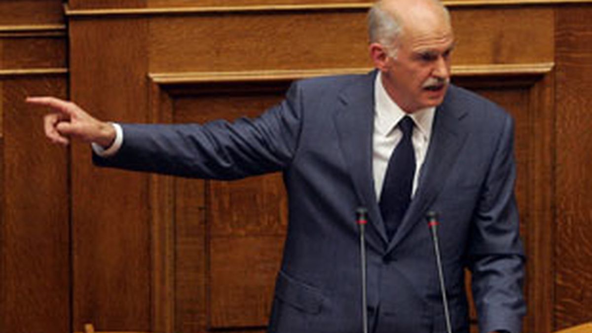 El primer ministro de Grecia, George Papandreou, habla a los miembros del gobernante partido socialista (Pasok) en el parlamento Atenas, Grecia. EFE
