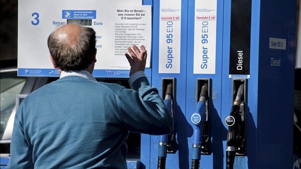 Un hombre observa un surtidor de gasolina. EFE/Archivo