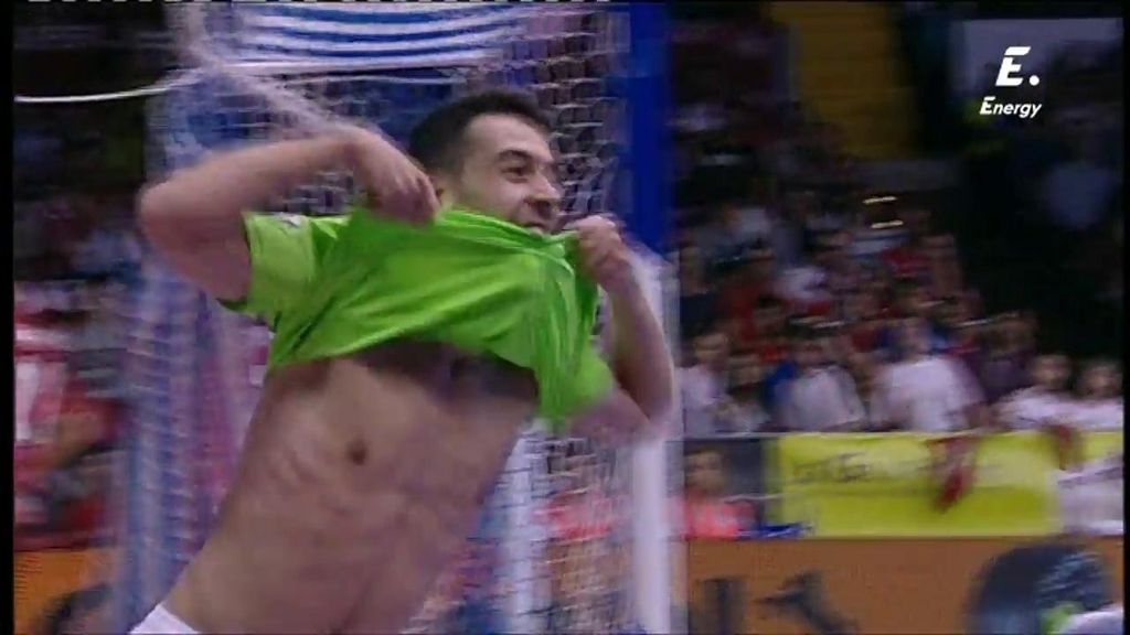 Sergio marca el segundo gol del Palma Futsal ante la delicia de la afición