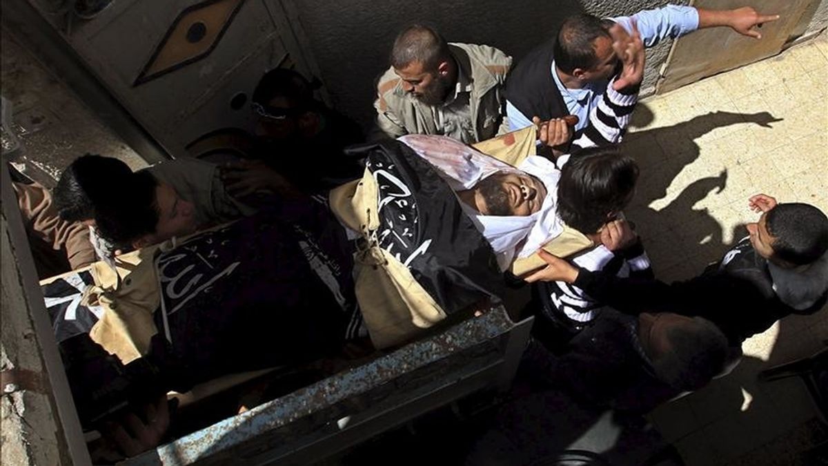 Palestinos portando hoy el cadáver de uno de los fallecidos en un ataque aéreo israelí, durante el funeral celebrado en el área de Al Zaitun en Gaza. EFE