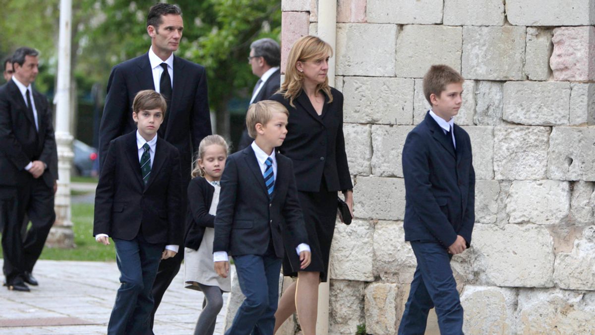 Los duques de Palma y sus hijos, en el funeral del padre de Iñaki Urdangarin en mayo de 2012