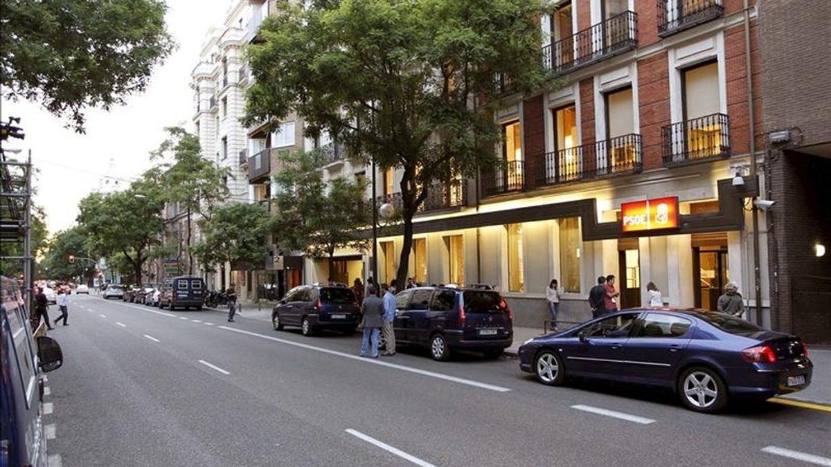 Vista de los alrededores de la sede del PSOE en la calle Ferraz de Madrid, donde los dirigentes socialistas siguen el desarrollo de las elecciones municipales y autonómicas. EFE