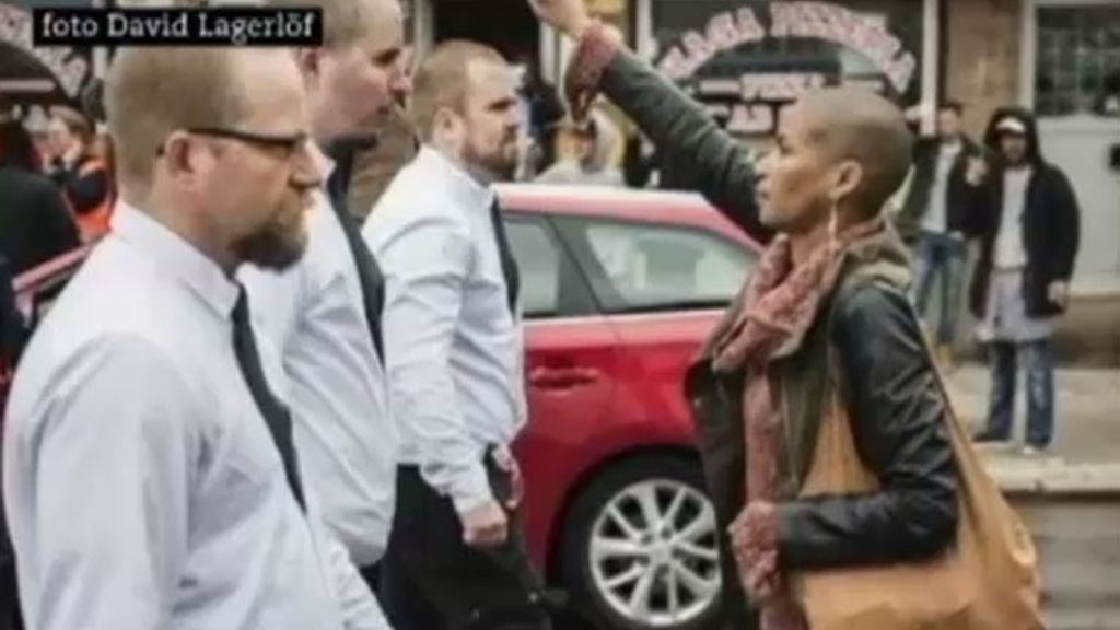 El gesto heroico de una mujer sueca frente a los neonazis
