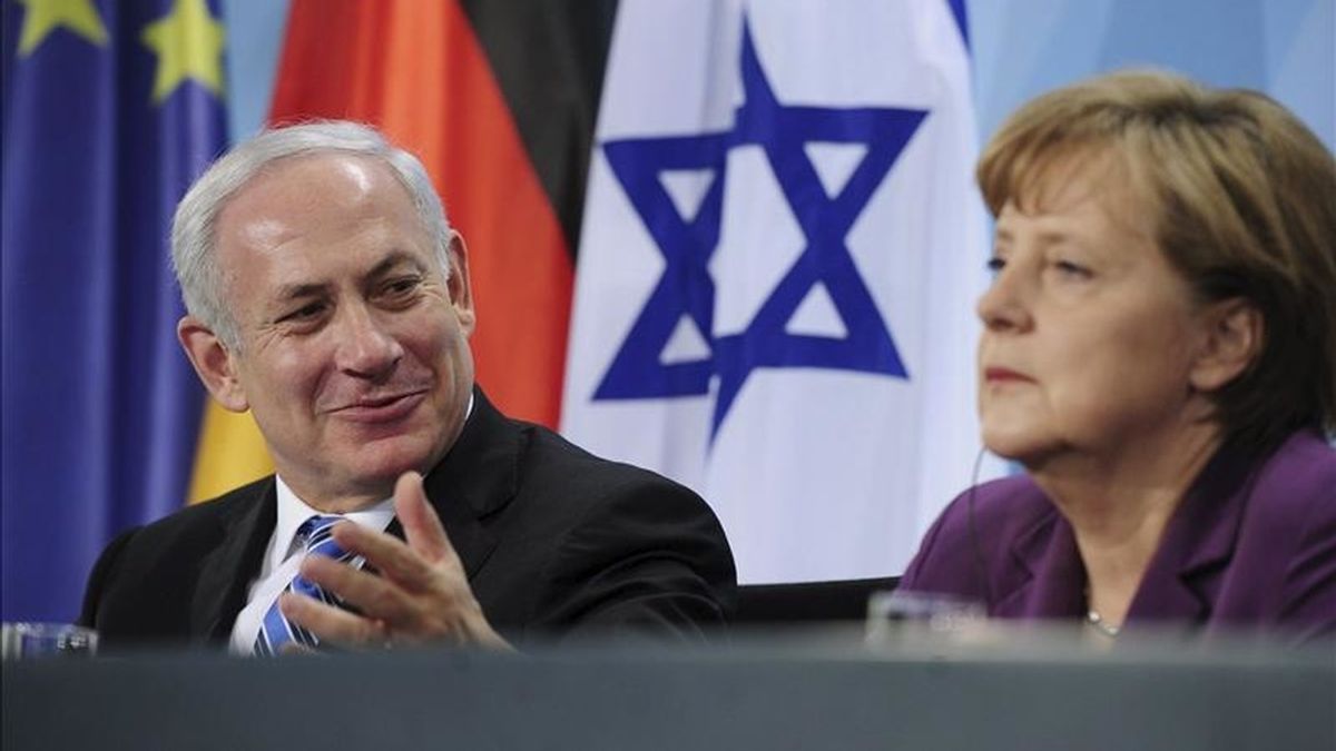 La canciller alemana, Angela Merkel, y el primer ministro israelí, Benjamín Netanyahu, intervienen en una rueda de prensa en la Cancillería de Berlín, Alemania. EFE