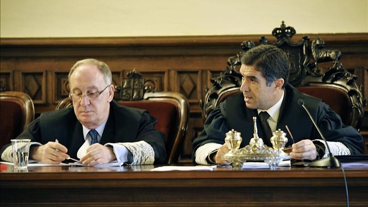 El presidente de la Sala de lo Civil y Penal del alto tribunal andaluz con sede en Granada, Lorenzo del Río (d), durante la vista de apelación de competencia tras el recurso presentado por el fiscal y la acusación particular, que ejercen los padres de Marta del Castillo, en donde se ha mantenido el criterio de que un jurado popular enjuicie el asesinato y violación de la joven sevillana ocurrido en 2009. EFE/Archivo