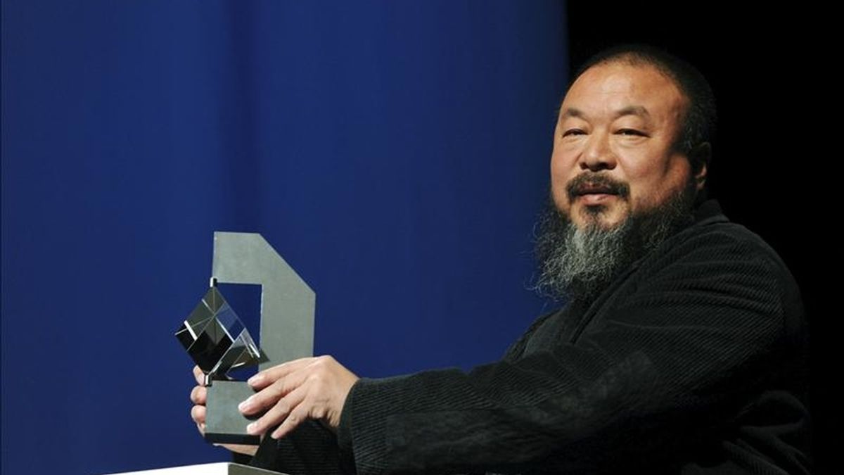 Fotografía de archivo fechada el 26 de septiembre de 2010 del artista y activista chino Ai Weiwei tras recibir la estatuilla del premio Kassel "Das Glas der Vernunft" en Kassel (Alemania). EFE/Archivo