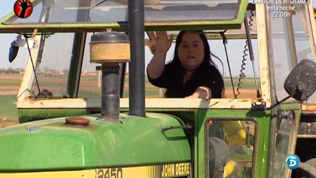 ¡Se ha metido tanto en la profesión que hasta ha conducido un tractor!