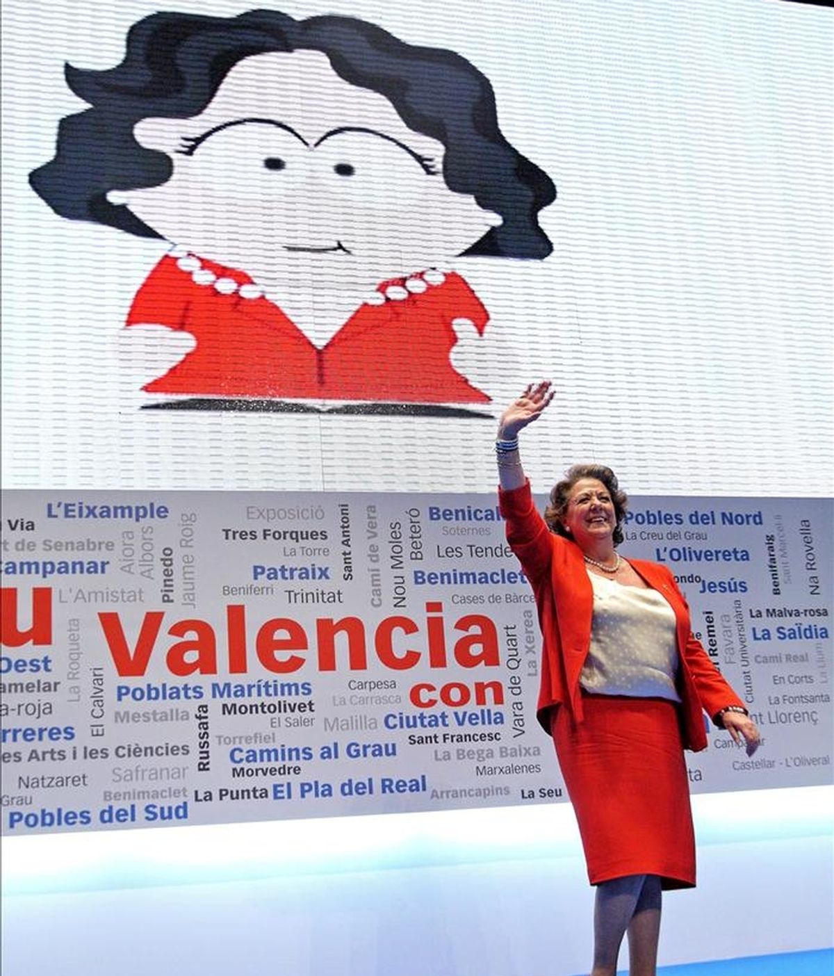La alcaldesa de Valencia, Rita Barberá, ante una caricatura de ella durante el acto celebrado hoy en el que fue proclamada candidata del PP a la Alcaldía valenciana. EFE