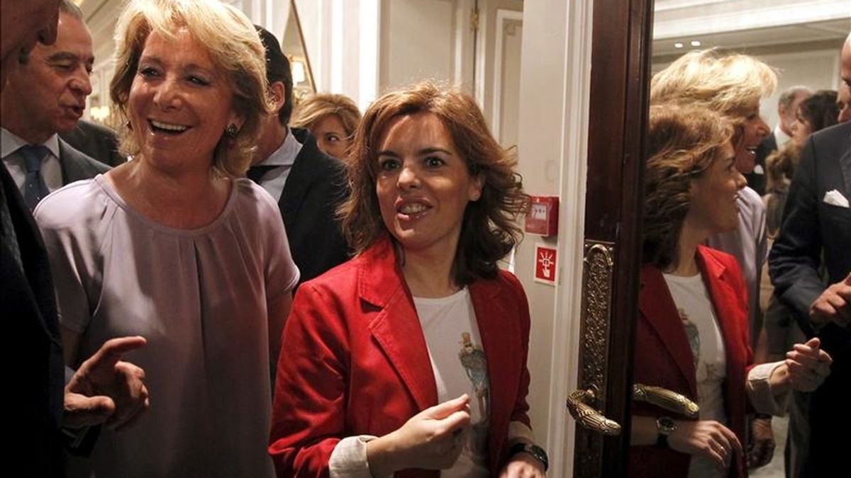 Esperanza Aguirre (i), presidenta de la Comunidad de Madrid y candidata a la reelección, acompañada por Soraya Sáenz de Santamaría, portavoz parlamentaria del PP, a su llegada al desayuno informativo en el que participó. EFE