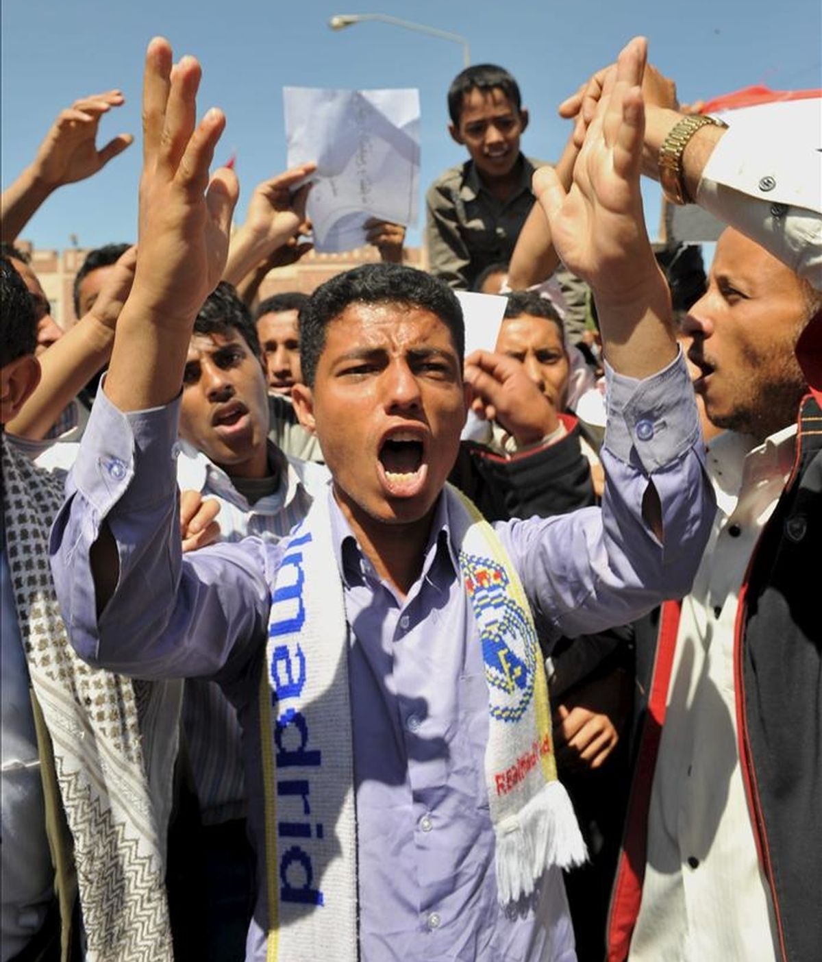 "Creo que eso ayuda mucho a explicar lo que ha ocurrido recientemente en Oriente Medio", afirmó Nigel Roberts, co-director del informe. En la imagen, yemeníes se manifiestan contra el gobierno, en Saná, Yemen. EFE/Archivo