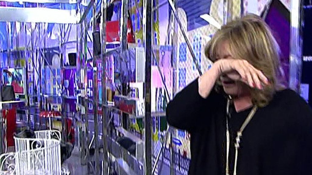 Tras saber que Mónica se había sometido al polígrafo, Mila simula un ataque de ansiedad