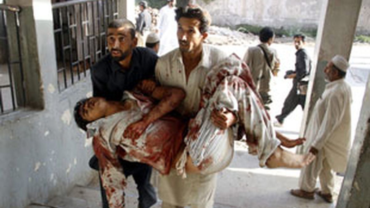 Los talibán vengan la muerte de Bin Laden con un atentado suicida en Pakistan. Vídeo: Informativos Telecinco.