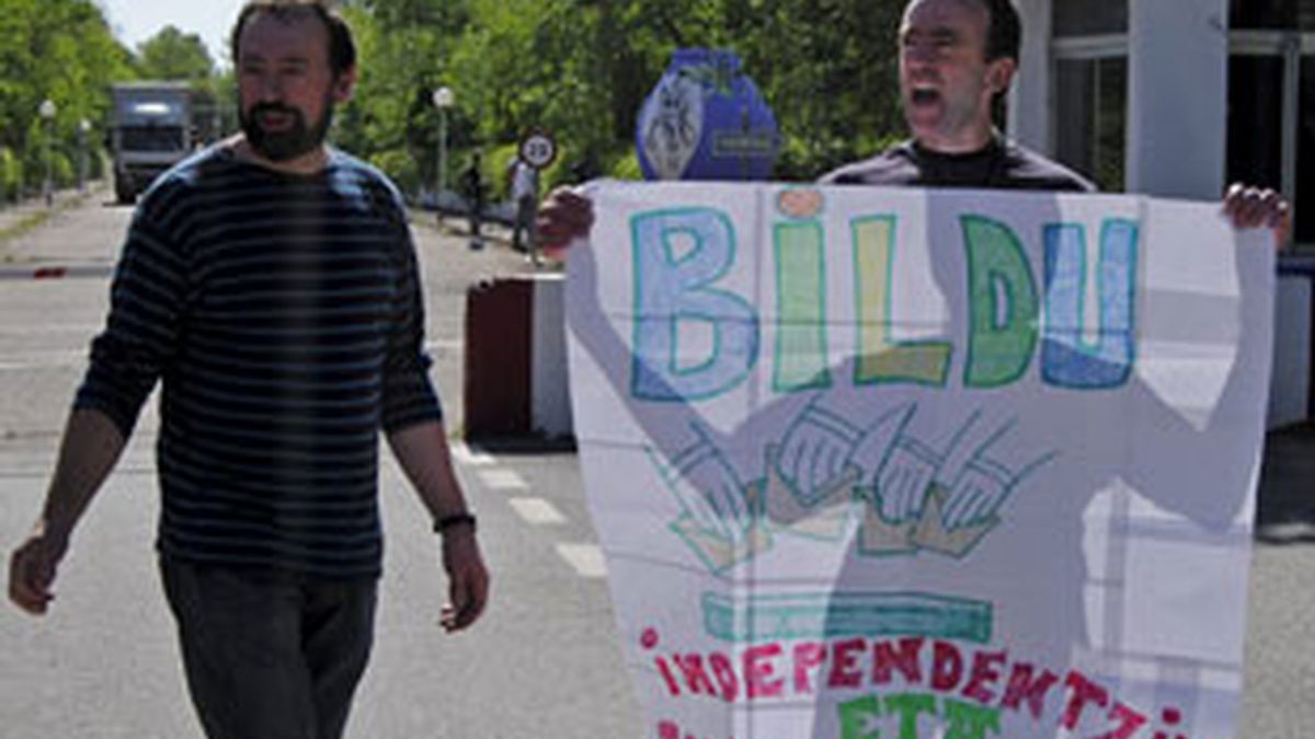 El etarra Ander Errandonea Arruti, con una pancarta a favor de Bildu al salir de prisión. Video: Informativos Telecinco.