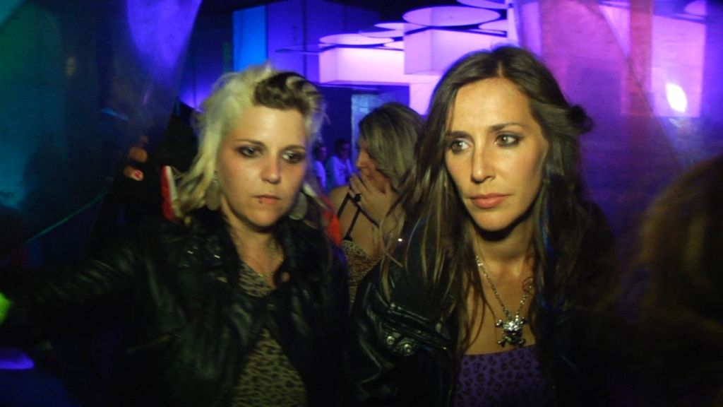 Adela descubre los secretos de la noche española