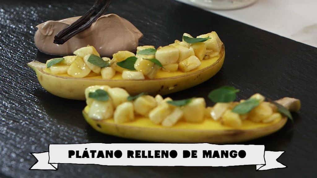 Postre con ‘garrote’: plátano relleno de mango con crema de dos chocolates