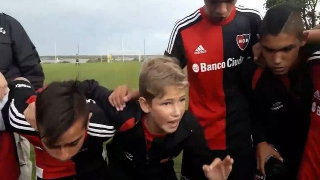 El pequeño capitán de 10 años que motiva a sus compañeros antes de una final