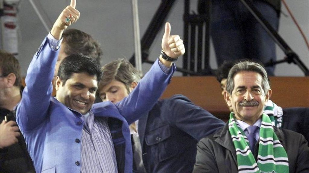 El propietario del Racing de Santander, el indio Ali Syed (i) saluda a los aficionados acompañado por el presidente de Cantabria, Miguel Angel Revilla. EFE/Archivo