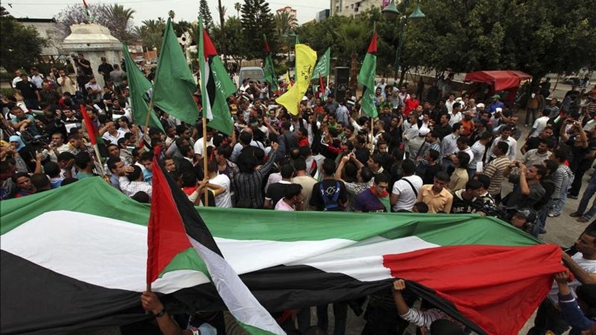Palestinos se congregan para celebrar el pacto de reconciliación alcanzado entre el partido nacionalista palestino Al Fatah y el movimiento islamista Hamás, en la ciudad de Gaza (franja de Gaza), hoy, miércoles 4 de mayo de 2011. EFE