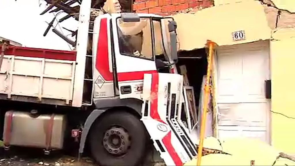 Un camión se empotra contra una casa en Orense