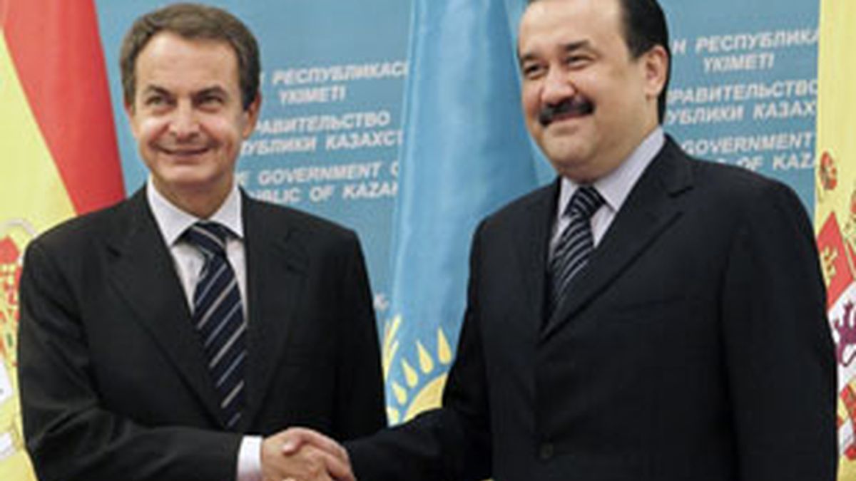 Zapatero, junto al primer ministro de Kazajistán, Karim Massinov. Foto: EFE.