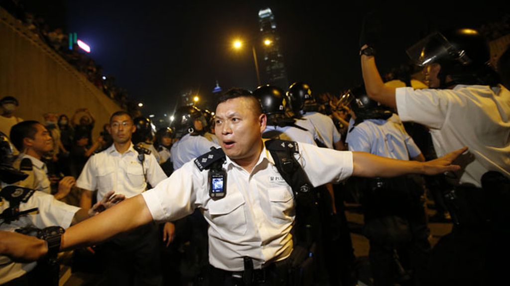La policía reprime con gases lacrimógenos las protestas en Hong Kong