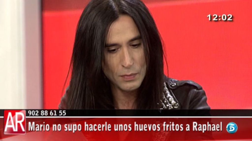 Mario no supo hacerle unos huevos fritos a Raphael