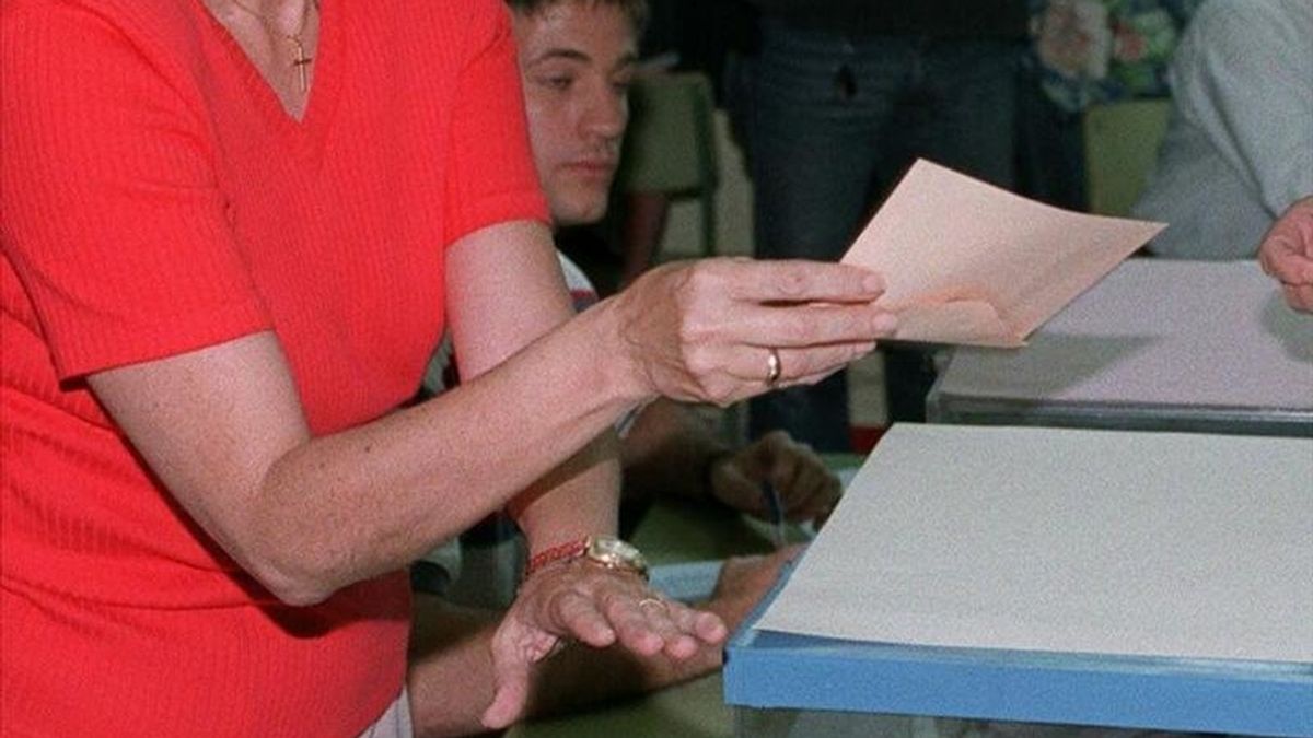 Un ciudadano deposita su voto en unas elecciones. EFE/Archivo