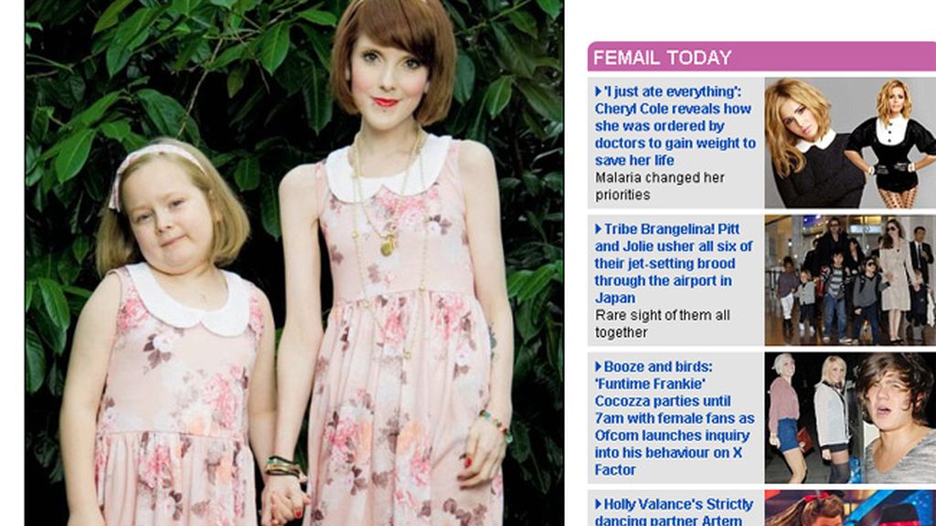 Madre e hija usando la misma ropa. La mujer de 26 años sufre anorexia desde los 13 años. Madre e hija usando la misma ropa. La mujer de 26 años sufre anorexia desde los 13 años.