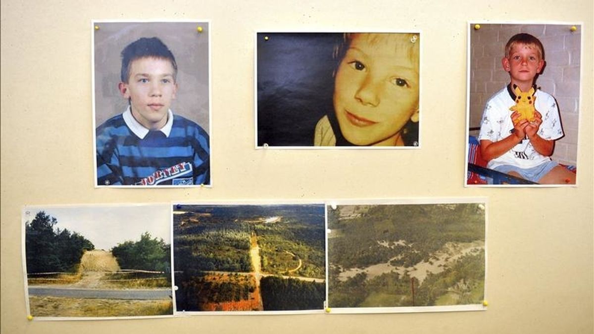 Fotografías de los niños asesinados (d-i) Dennis K., de nueve años de edad, Dennis R. (8 años) y Stefan J. (13 años), durante la rueda de prensa celebrada para anunciar la detención de su supuesto asesino, en Verden, en el norteño estado federado de la Baja Sajonia (Alemania), hoy, viernes 15 de abril de 2011. EFE
