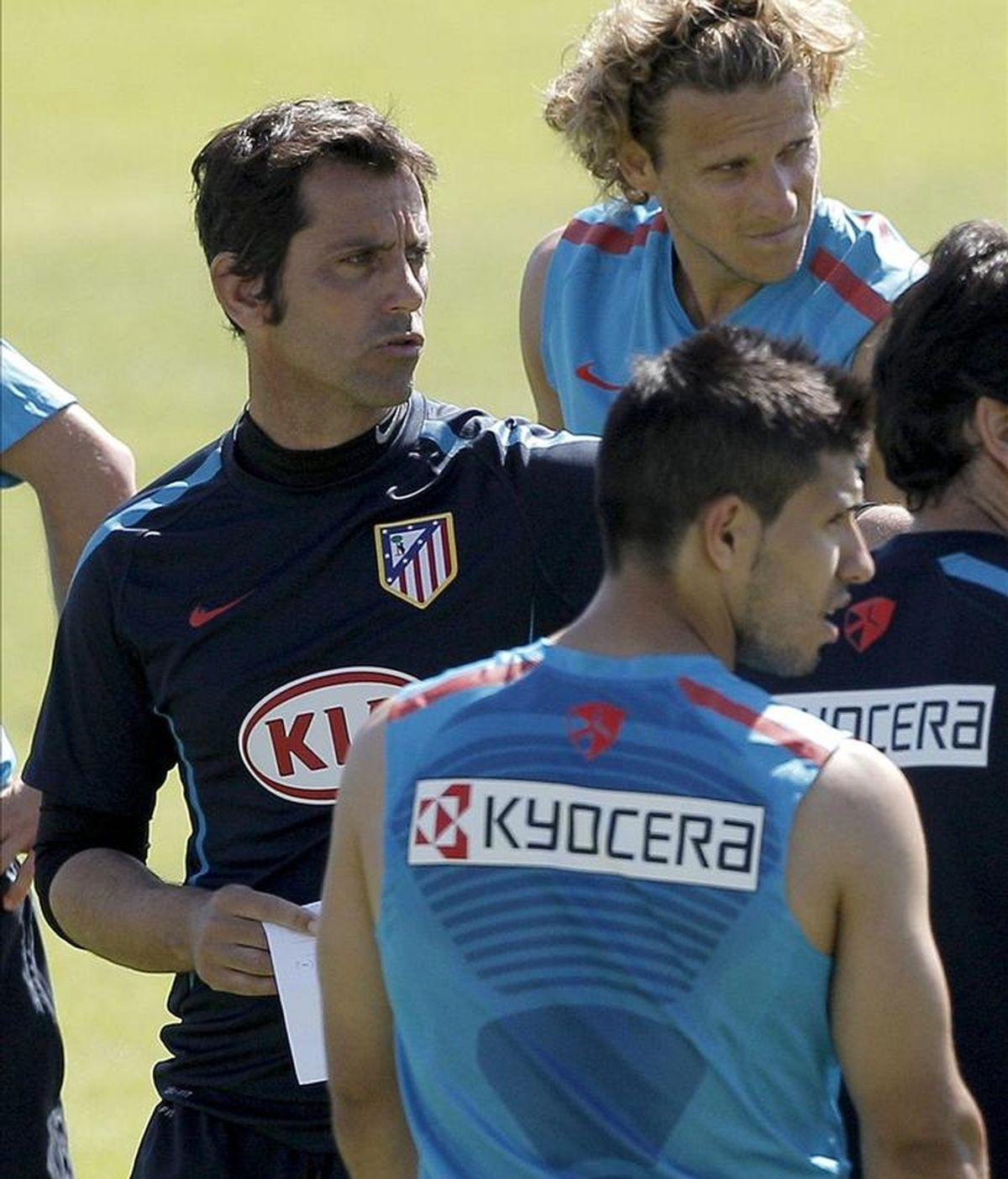 El entrenador Quique Sánchez Flores (i) junto a los delanteros el uruguayo Diego Forlán (al fondo) y el argentino Sergio 'Kun' Agüero (del espaldas), durante un entrenamiento del Atlético de Madrid. EFE/Archivo