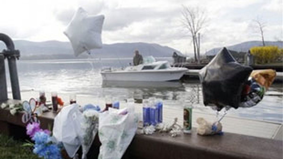 Flores en el río Hudson recuerdan a los fallecidos en la tragedia. Foto: AP.