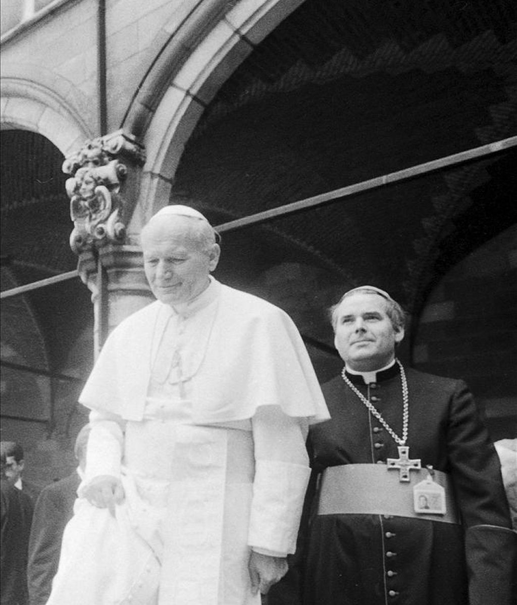 Fotografía de archivo tomada el 17 de mayo de 1985 que muestra al entonces obispo de Brujas Roger Joseph Vangheluwe (d) junto al papa Juan Pablo II , durante la visita de este último a la localidad de Ypres (Bélgica). EFE/Archivo