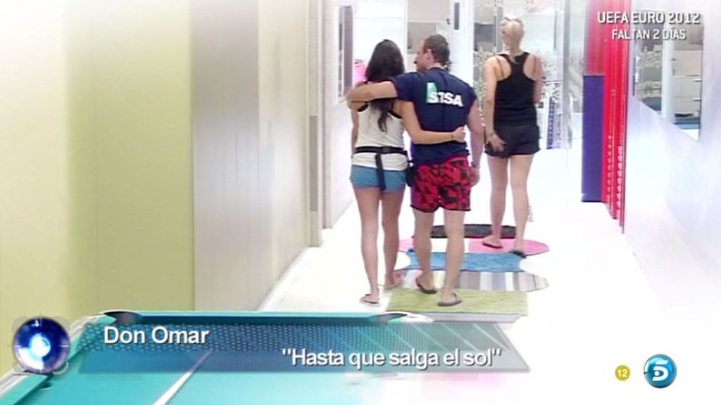 La concursante le sigue el juego