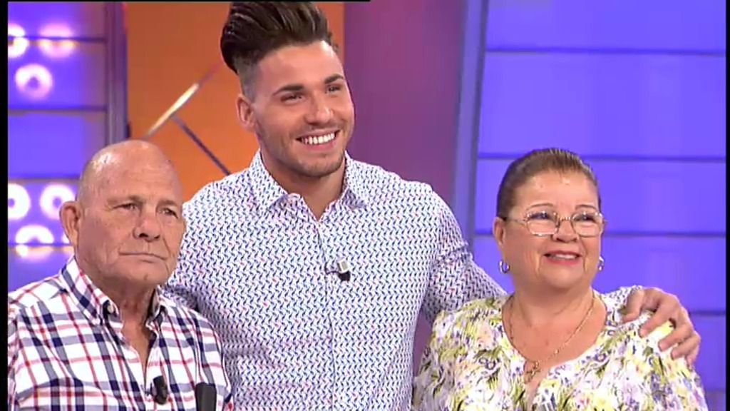 Los abuelos de Alejandro, ¡le visitan en el plató de ‘Mujeres y Hombres'!