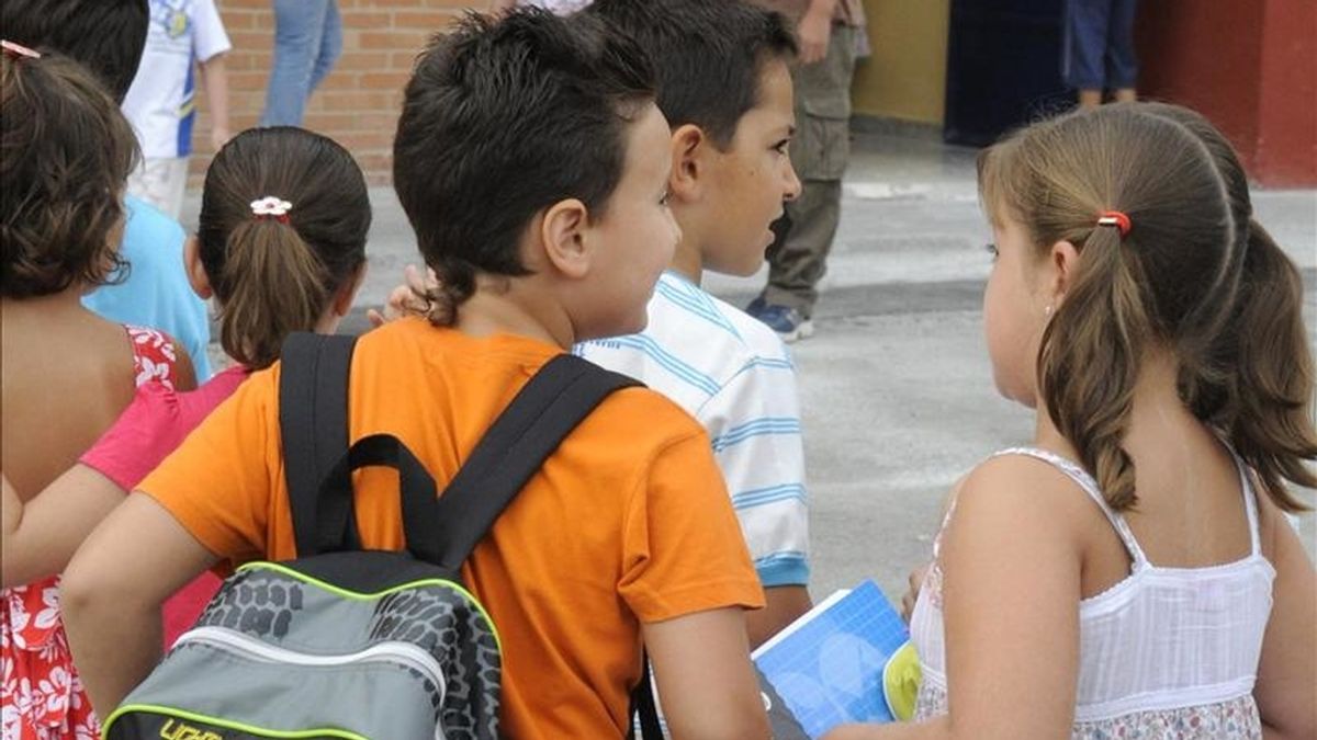 Varios niños hacen cola para entrar a las aulas de su colegio. EFE/Archivo