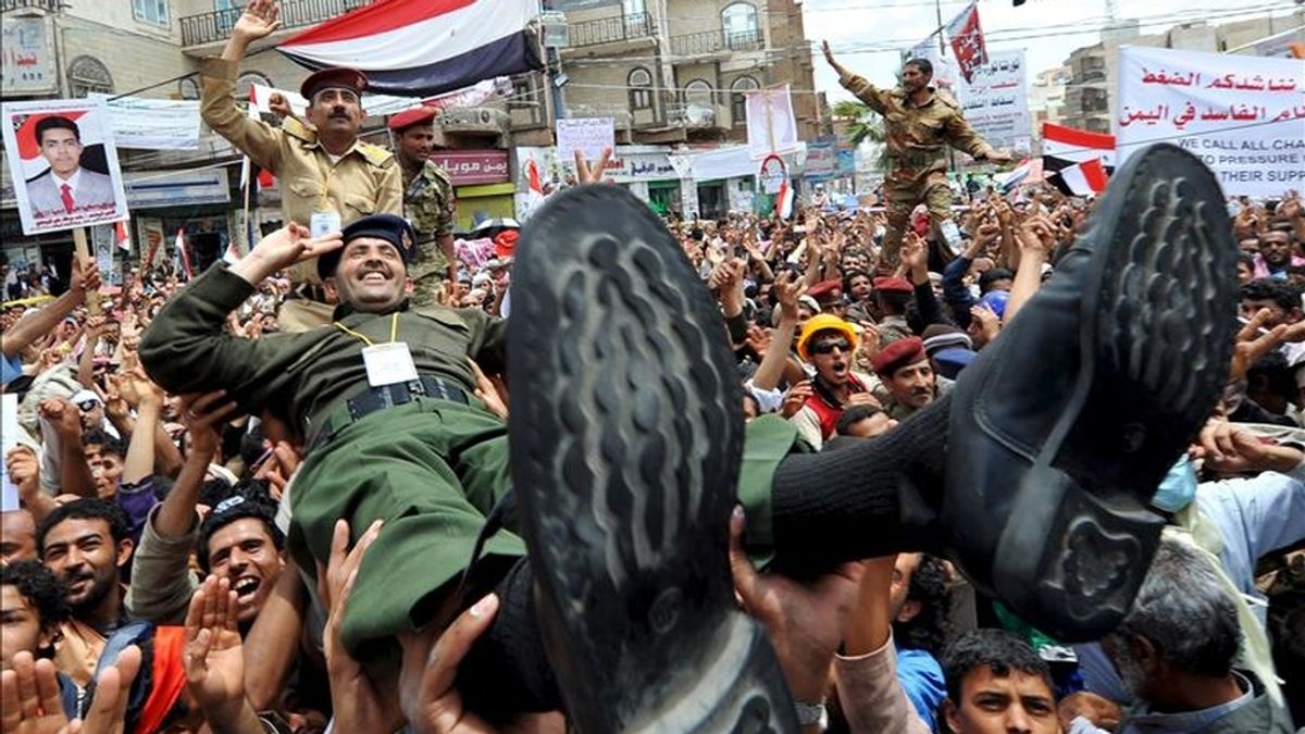 Opositores yemeníes se manifiestan contra el presidente Ali Abdalá Saleh, en Saná hoy. EFE