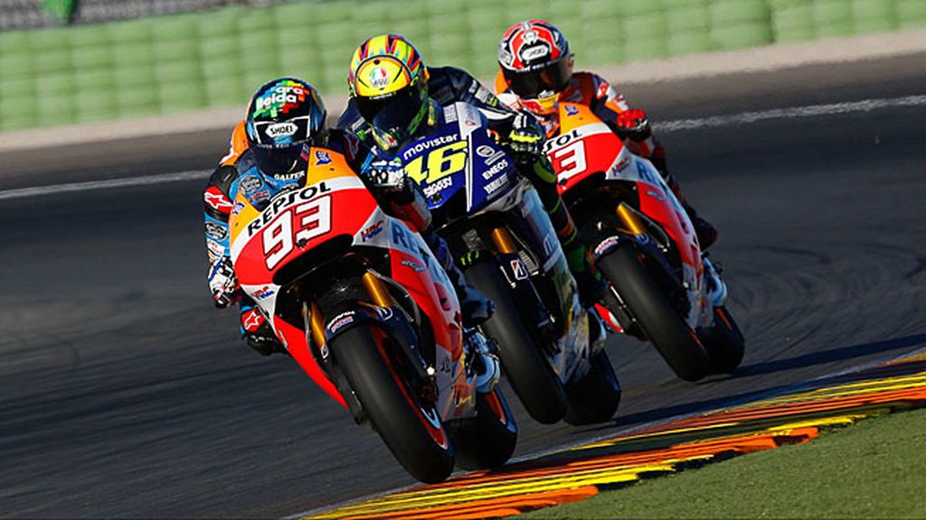 Alex y Marc Márquez ruedan juntos con una MotoGP y Rossi se une a la fiesta