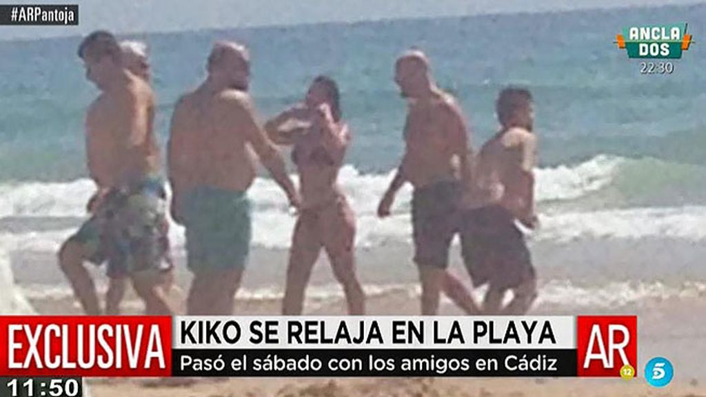 Kiko se relaja con unos amigos en la playa antes de la salida de prisión de su madre