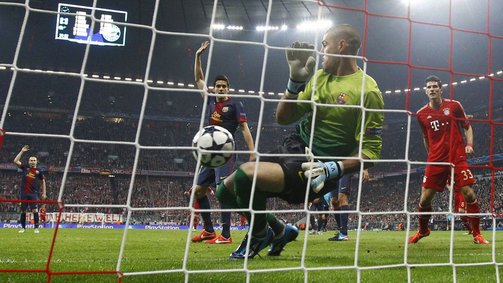 Víctor Valdés es batido por Mario Gómez quien marca el segundo para el Bayern de Munich en un posible fuera de juego