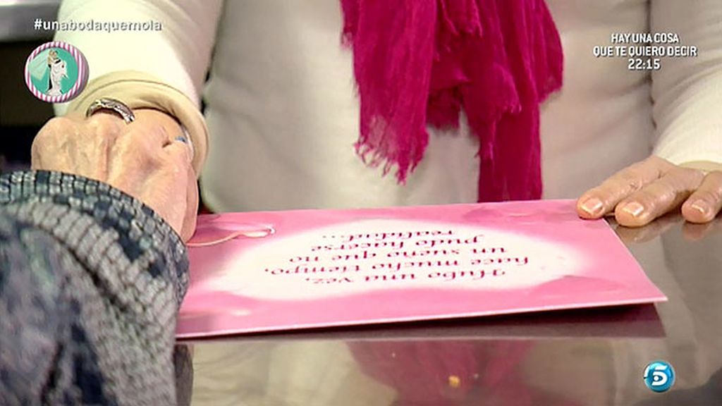 Karmele Marchante se viste de novia para anunciar la boda