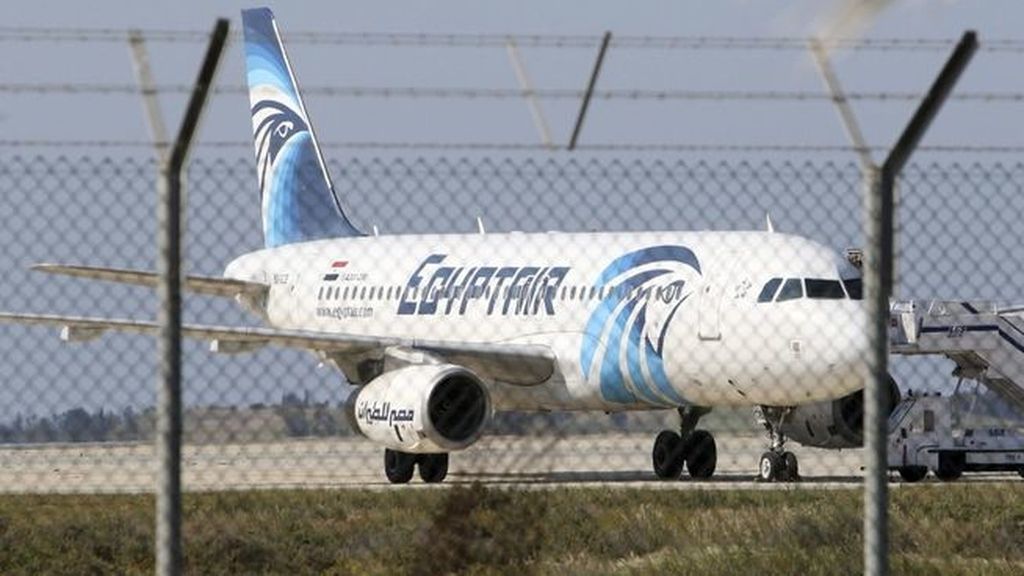 Desaparece un avión en pleno vuelo con 66 personas a bordo