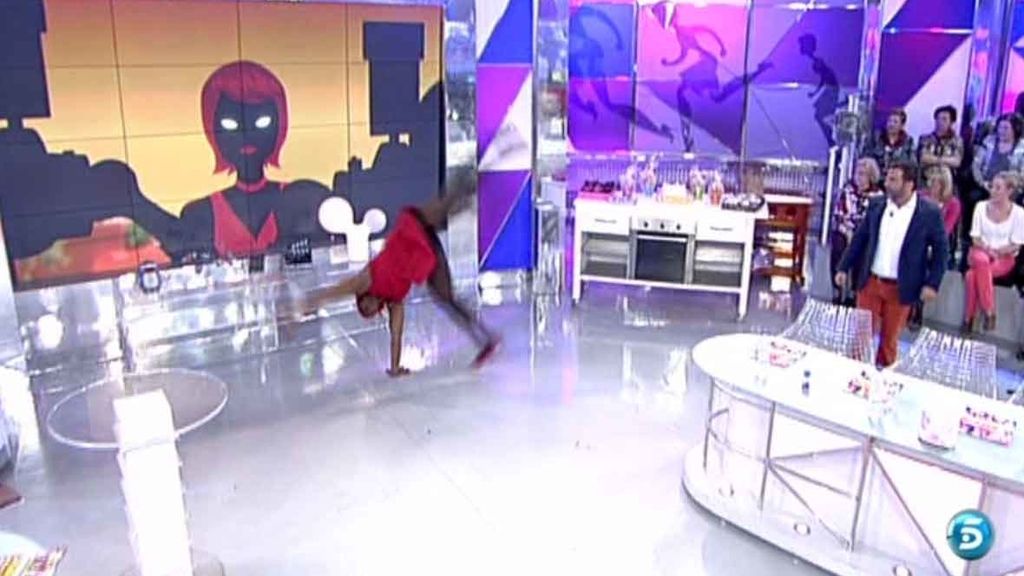 Ha imitado a la muñeca de la cabecera del programa dando una voltereta