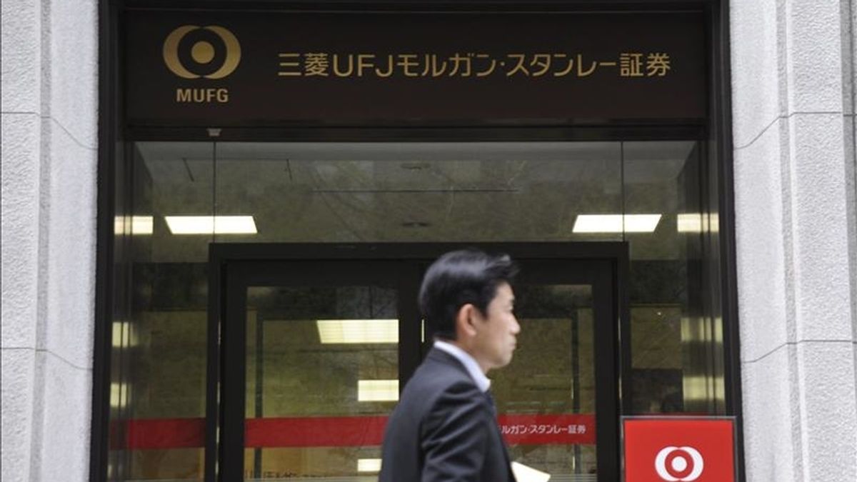 Un ejecutivo japonés camina frente al edificio de Mitsubishi UFJ Financial Group (MUFG), en Tokio. EFE/Archivo