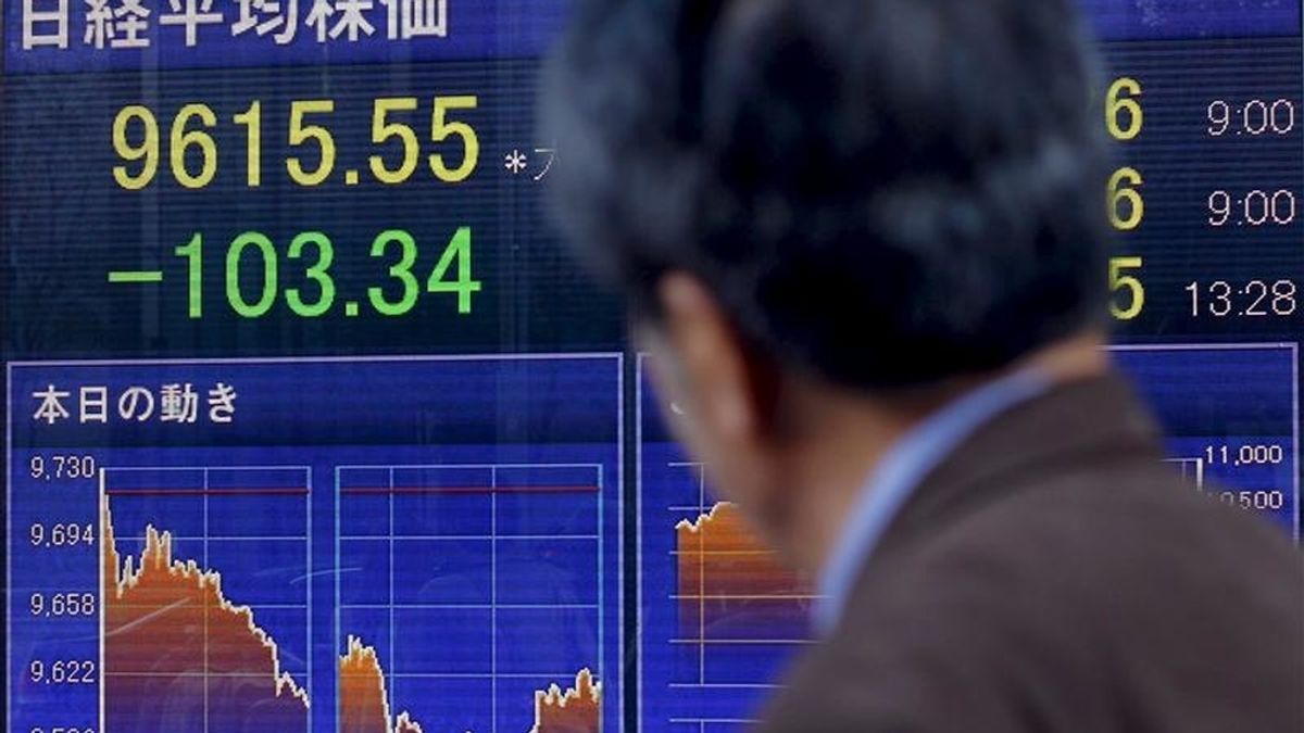 Un hombre observa un tablero electrónico con el resultado del índice Nikkei de la Bolsa de Tokio. EFE/Archivo