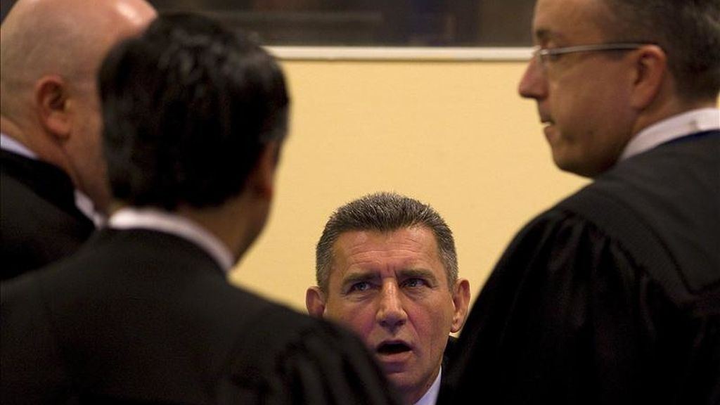El ex general croata Ante Gotovina reacciona mientras habla con sus abogados en la sala donde se ha dictado la sentencia del Tribunal Penal Internacional para la antigua Yugoslavia (TPIY) contra los tres generales croatas Ante Gotovina, Ivan Cermak y Mladen Markac acusados de crímenes de guerra durante una operación militar en Croacia en agosto de 1995 en La Haya (Holanda) hoy, viernes, 15 de abril de 2011. EFE