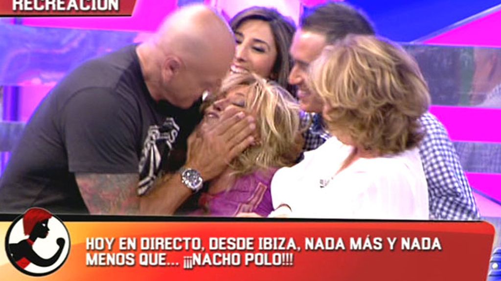 La recreación del beso entre J.J. y la madre de Aída