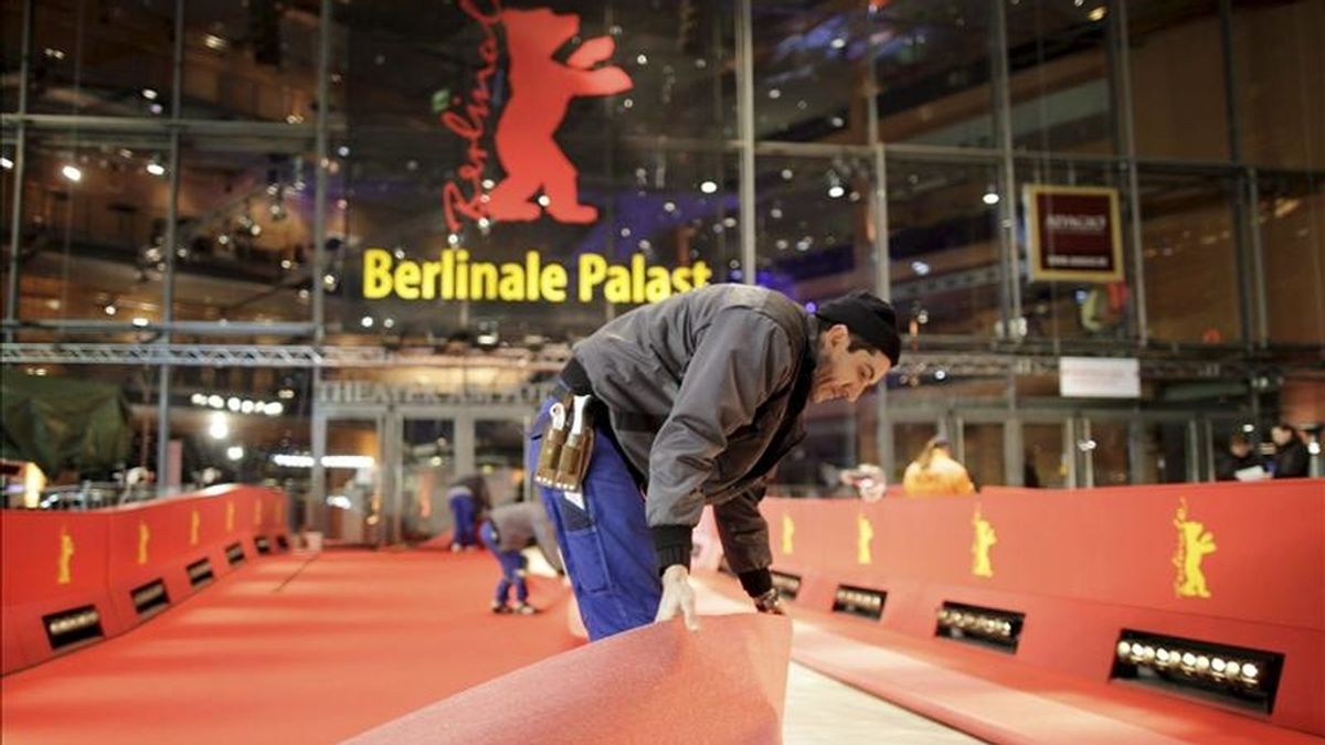 Unos operarios colocan la alfombra roja como parte de los preparativos del Festival de Cine de Berlín en la capital alemana. EFE