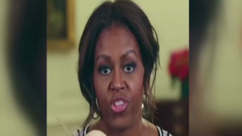 Michelle Obama canta un rap con un nabo en la mano
