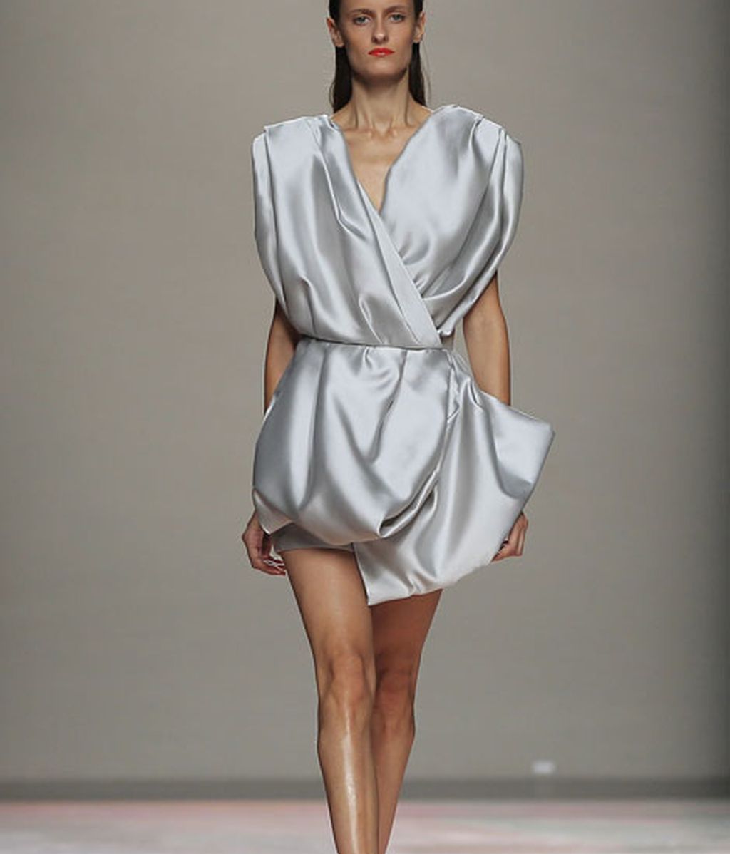 Siluetas fluidas que evocan un verano perpetuo